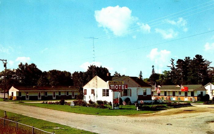 Hiawatha Motel (Quarterdeck Motel) - Old Postcard (newer photo)